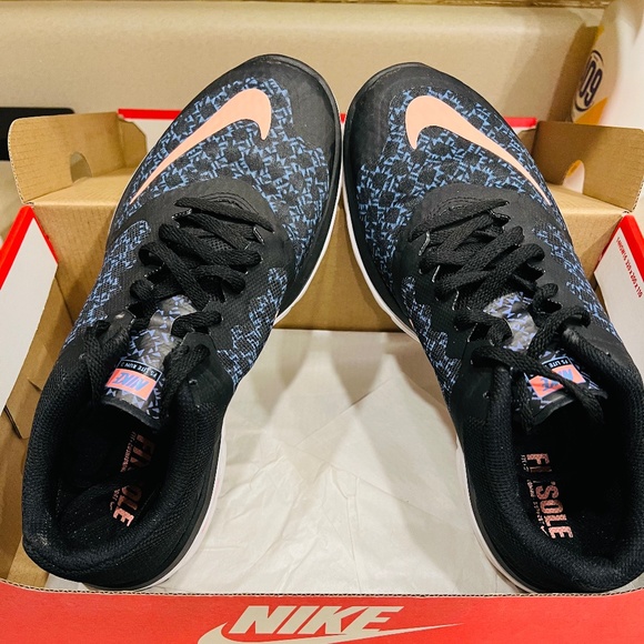 Nike Tennis Shoes Size 8 - Picture 4 of 7